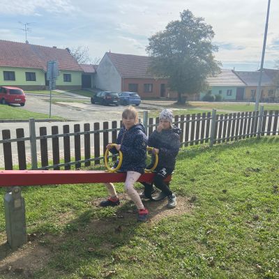 II. oddělení - pobyt na dětském hřišti