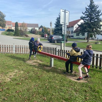 II. oddělení - pobyt na dětském hřišti