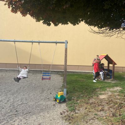 II. oddělení - pobyt na dětském hřišti